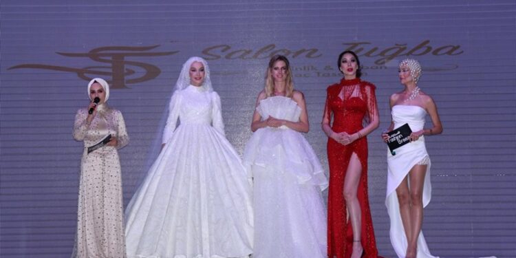 Kadına şiddete karşı duran defile