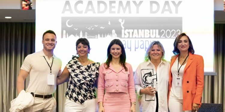 Beren Saat, Ece Yörenç, Sema Ergenekon ve Pelin Diştaş, Kerem Bürsin moderatörlüğünde bir araya geldiler