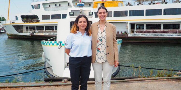 Şehir Hatları tarihinin ilk kadın kaptanı Deniz Taksi’nin dümeninde