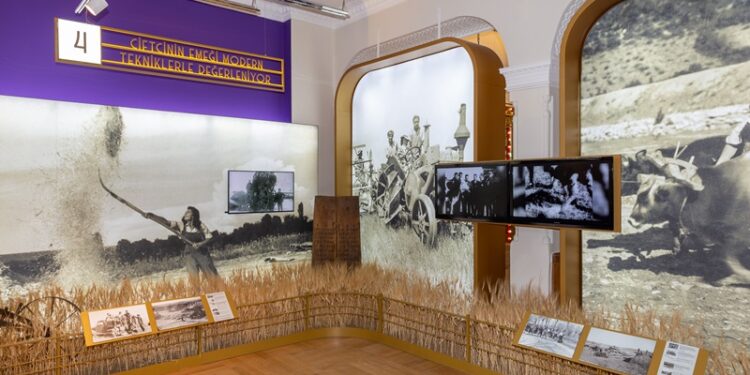 “Yaşasın Cumhuriyet!” Sergisi’nde yaz trafiği