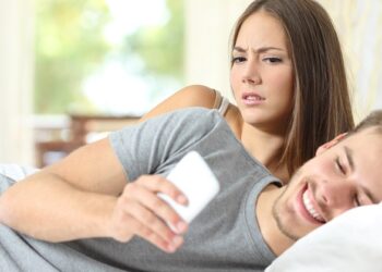 İnsanların yüzde 82’isi başkalarının telefonunu kurcalıyor