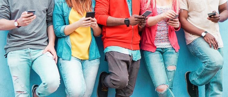 Çocukların kimlik bilgilerini çalıp  para aklıyorlar