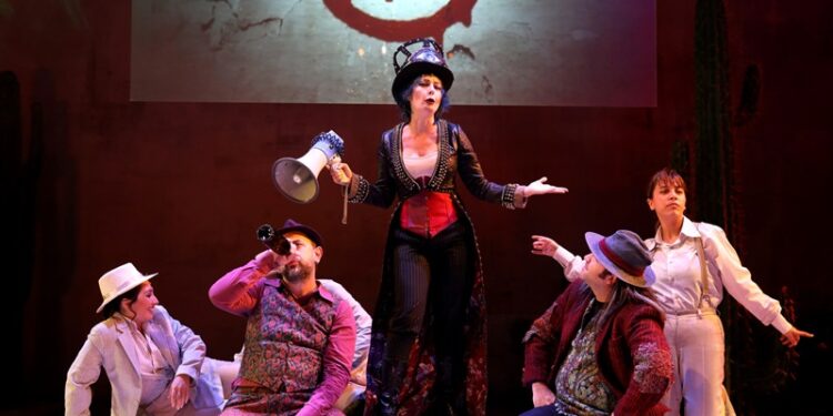 Açık hava yaz oyunlarında 76. yıl coşkusu