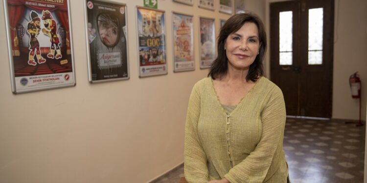 Hülya Savaş “Yeni sezonda da yeni oyunlarla sanatseverlerle buluşacağız”