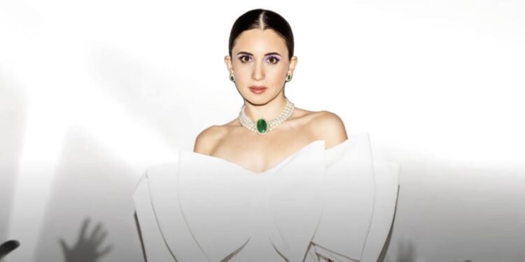 Renkli Kişiliği ve Büyüleyici Sesi ile Karsu İkinci Kez YBY Woods’ta