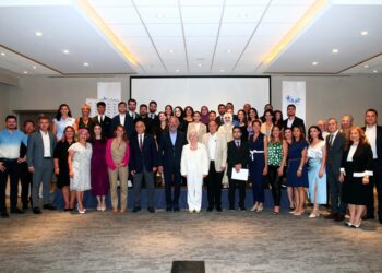 TİKAV’ın eğitimde eırsat eşitliği sağlayan bireysel gelişim programı yeni mezunlarını verdi