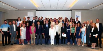 TİKAV’ın eğitimde eırsat eşitliği sağlayan bireysel gelişim programı yeni mezunlarını verdi