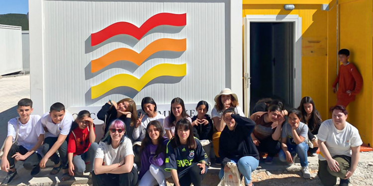 Suna’nın Kızları tarafından deprem bölgesinde kurulan  “Çocuk Yaşam Merkezleri” çocukların kararlarıyla şekilleniyor