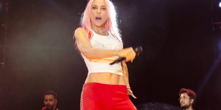 Gülşen söyledi, hayranları coşkuyla eşlik etti