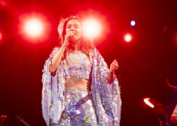 Karsu 8 bin hayranını sesiyle mest etti