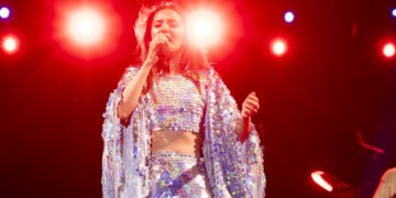 Karsu 8 bin hayranını sesiyle mest etti