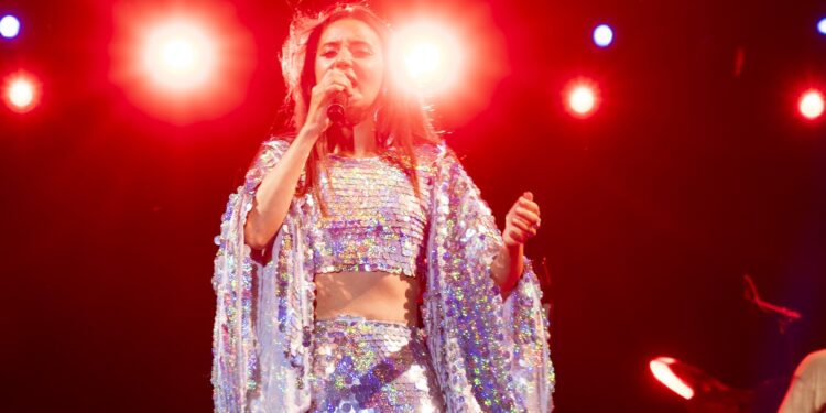 Karsu 8 bin hayranını sesiyle mest etti