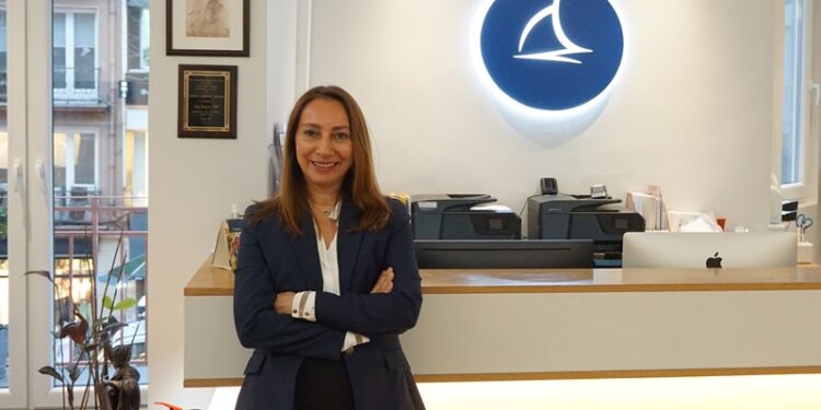 Prof. Dr. Nur Acar Göçgil : Yaz aylarında gözlerimiz pek çok tehlikeyle karşı karşıya