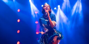 Zeynep Bastık enerjisi ve hit şarkıları ile hayranlarını büyüledi