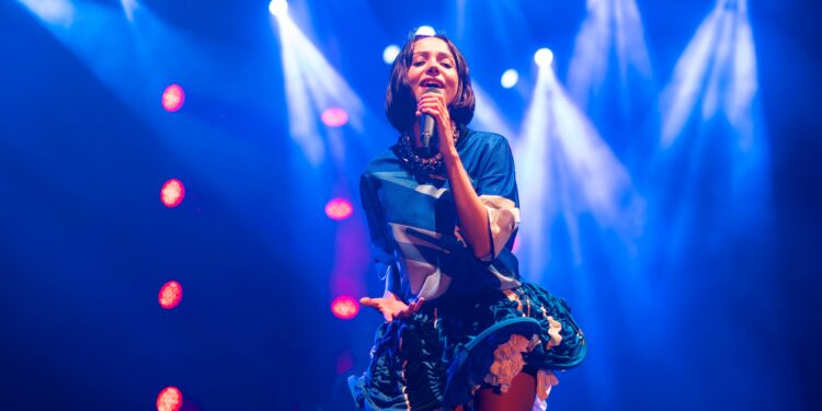 Zeynep Bastık enerjisi ve hit şarkıları ile hayranlarını büyüledi