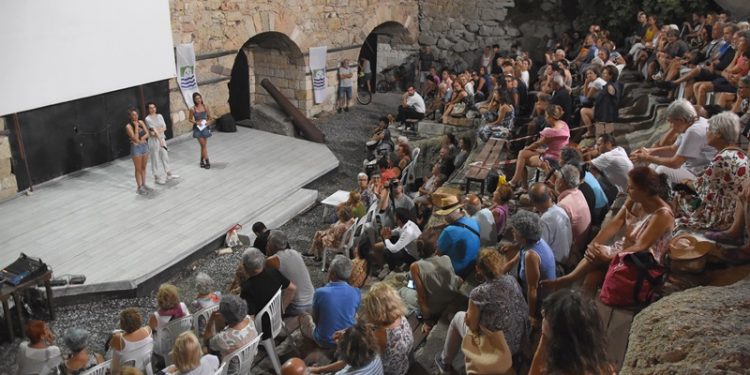 ‘Zuhal’ Filmine Foça’daki sinemaseverlerden yoğun ilgi