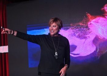 Elif Dağdeviren “Kadınlık Anayasasını” maddeler halinde duyuruyor