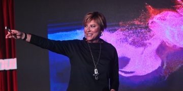 Elif Dağdeviren “Kadınlık Anayasasını” maddeler halinde duyuruyor