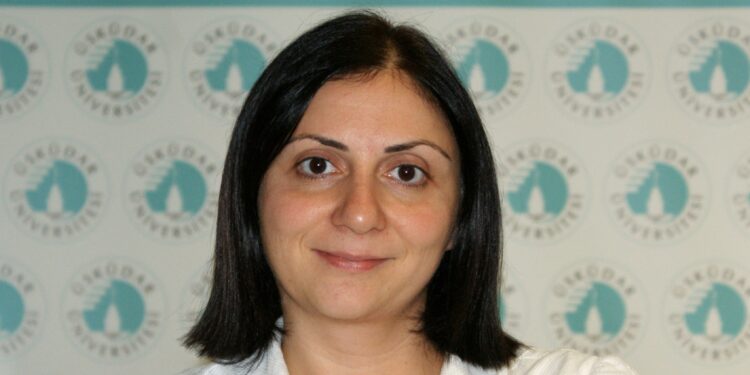 Hocası olduğu üniversitede yeniden öğrenci oldu