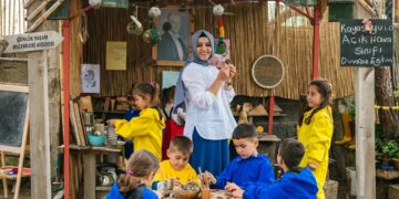 Öğrencileri için doğada sınıf kuran idealist öğretmen : Rümeysa Çevlik