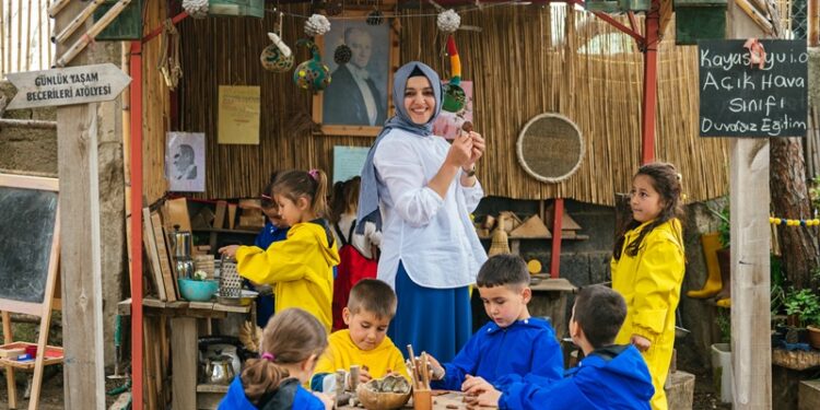 Öğrencileri için doğada sınıf kuran idealist öğretmen : Rümeysa Çevlik