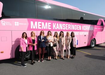 Pembe tasarımlı Mercedes-Benz Travego 16 2+1  ile ‘Meme Kanseriyle Mücadelede Yolumuz Bir’