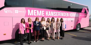 Pembe tasarımlı Mercedes-Benz Travego 16 2+1  ile ‘Meme Kanseriyle Mücadelede Yolumuz Bir’