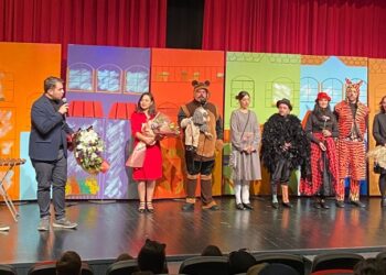 Ketebe Çocuk Tiyatrosu’nun “Renkli Çoraplı Kuzgun” oyunu prömiyer yaptı