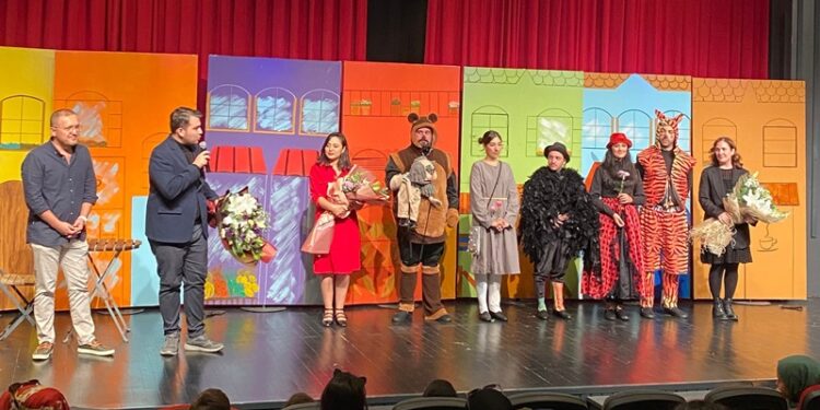 Ketebe Çocuk Tiyatrosu’nun “Renkli Çoraplı Kuzgun” oyunu prömiyer yaptı