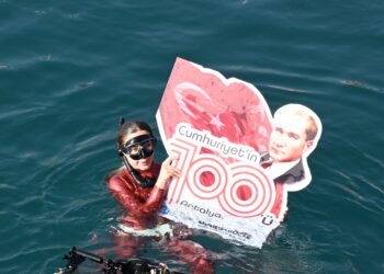 Dünya rekortmeni Şahika Ercümen Antalya’da 100. Yıl için dalış yaptı