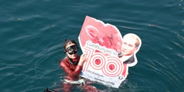 Dünya rekortmeni Şahika Ercümen Antalya’da 100. Yıl için dalış yaptı