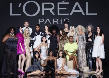 L’Oréal Paris Eyfel Kulesinde Düzenlenen Le Défiléde Kadınlara “Değerleriyle Yürümeleri” için ilham verdi