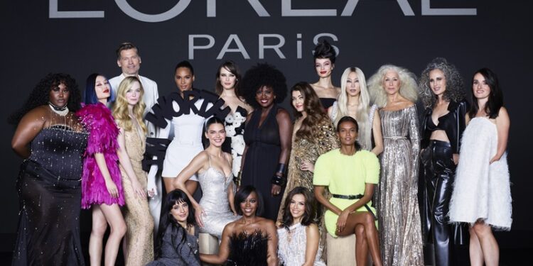 L’Oréal Paris Eyfel Kulesinde Düzenlenen Le Défiléde Kadınlara “Değerleriyle Yürümeleri” için ilham verdi