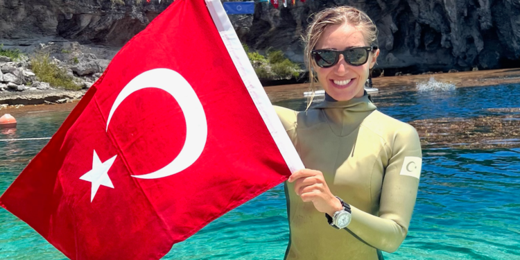 Şahika Ercüment Cumhuriyetin 100. Yılında Türk Eğitim Vakfı ile 100 Kız öğrenciye destek için Hatay Yayladağı’nda rekor denemesi yapıyor!