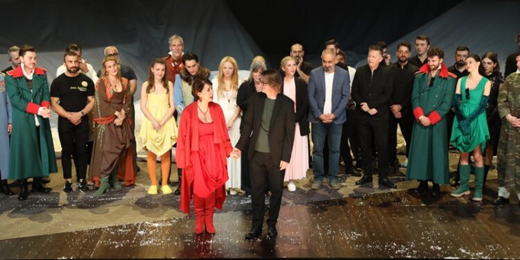 “Savaş ve Barış” prömiyerini yaptı