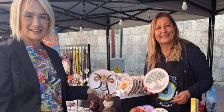 Sanat ile Kadın Emeğini Buluşturan Kolektif: Mavi Boncuklu Kadınlar