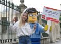 Dev LEGO® minifigürleri kızlara ilham vermek için sokağa çıktı!
