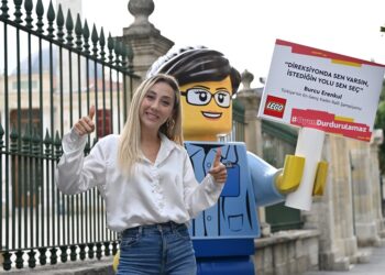 Dev LEGO® minifigürleri kızlara ilham vermek için sokağa çıktı!