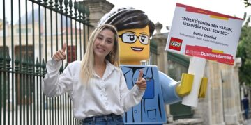 Dev LEGO® minifigürleri kızlara ilham vermek için sokağa çıktı!
