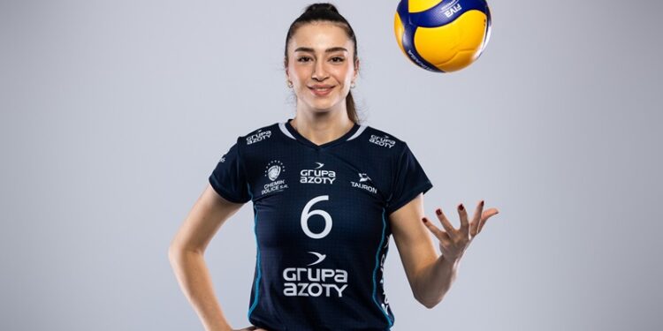 Saliha Şahin: “Sezonun ilk kupasını kazandık ve şu ana kadar ligde set kaybetmedik. Bu yolda devam edelim.”