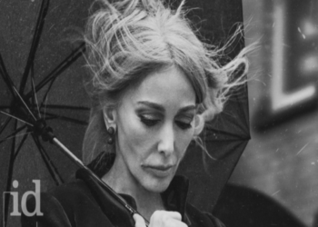 Zerrin Tekindor oğlu Hira Tekindor’un yönettiği “Toz” oyunu ile Hisar sahnesinde