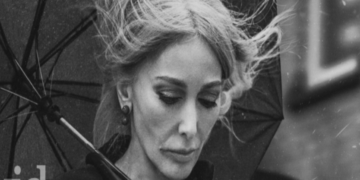 Zerrin Tekindor oğlu Hira Tekindor’un yönettiği “Toz” oyunu ile Hisar sahnesinde