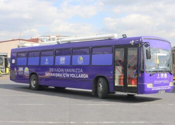 Mor otobüs yola çıktı