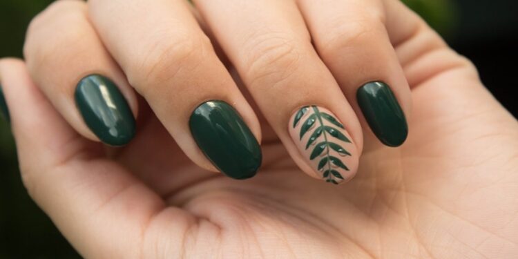 Kalıcı oje ve protez tırnaklardaki gizli tehlike: Akrilat alerjisi