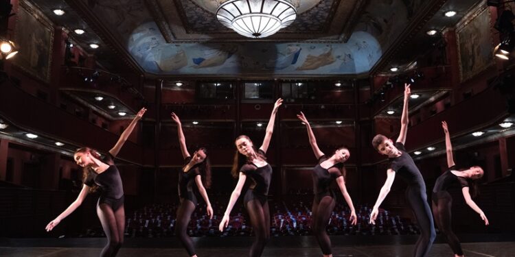 Akbank Sanat’ta Dansın evrensel boyutu “Nefes”