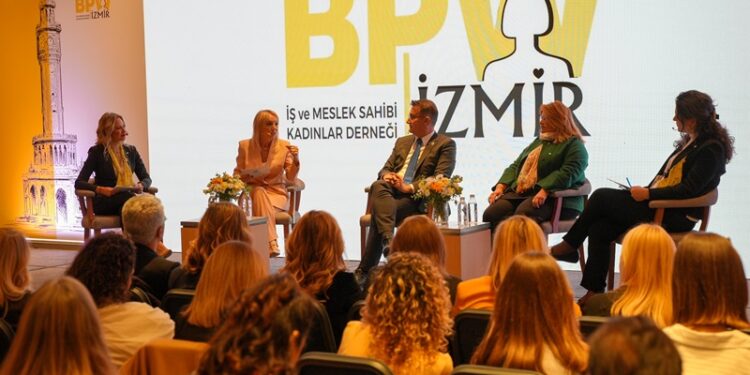 İş dünyasının güçlü kadınları İzmir’de buluştu