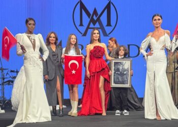 Çırağan Sarayı’nda muhteşem  Hülya Albayrak  defilesi