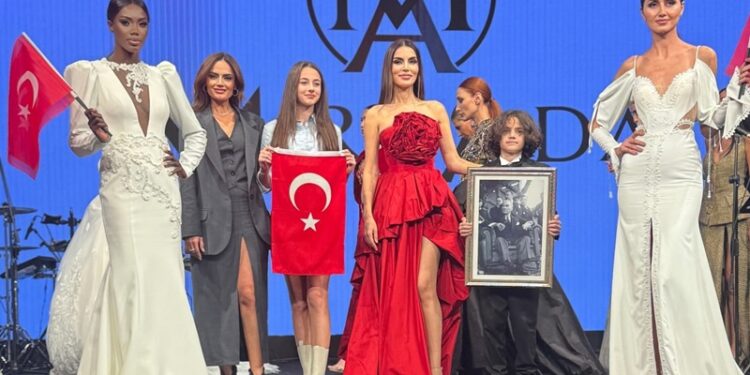 Çırağan Sarayı’nda muhteşem  Hülya Albayrak  defilesi