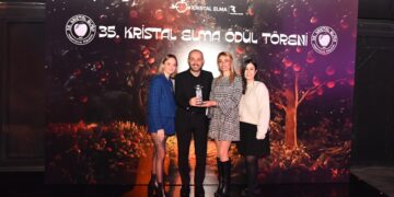 Mercedes-Benz Kamyon, 2023 yılındaki yaratıcı projeleriyle Kristal Elma ve Felis ödülü almaya hak kazandı