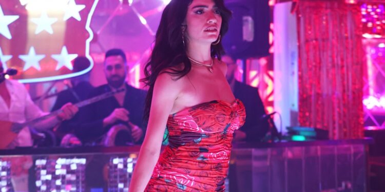 Hazar Ergüçlü’nün pavyon dansı için özel ders aldı